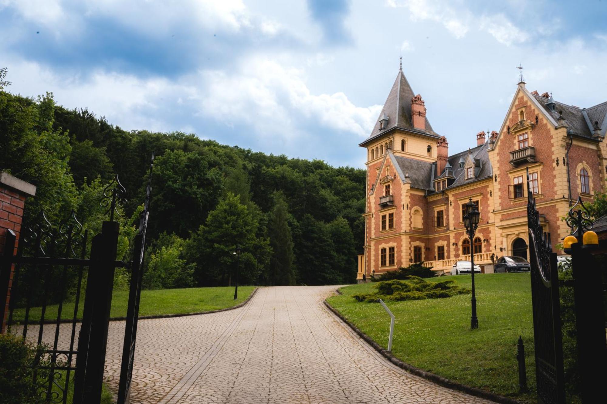 Kastelyhotel Sasvar Resort Parádsasvár Exteriör bild