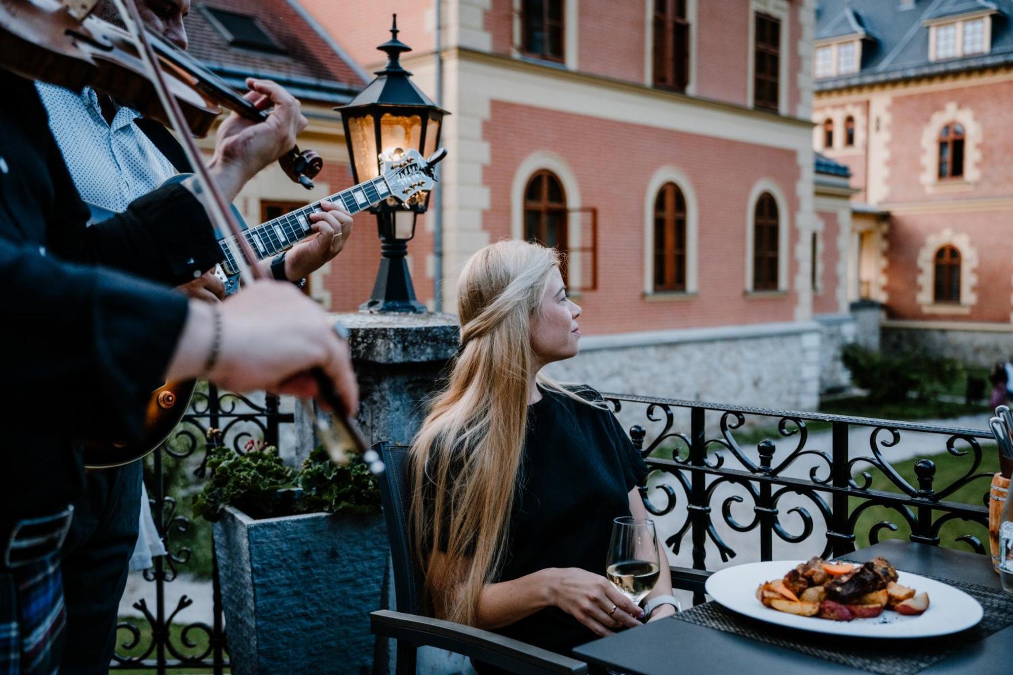 Kastelyhotel Sasvar Resort Parádsasvár Exteriör bild