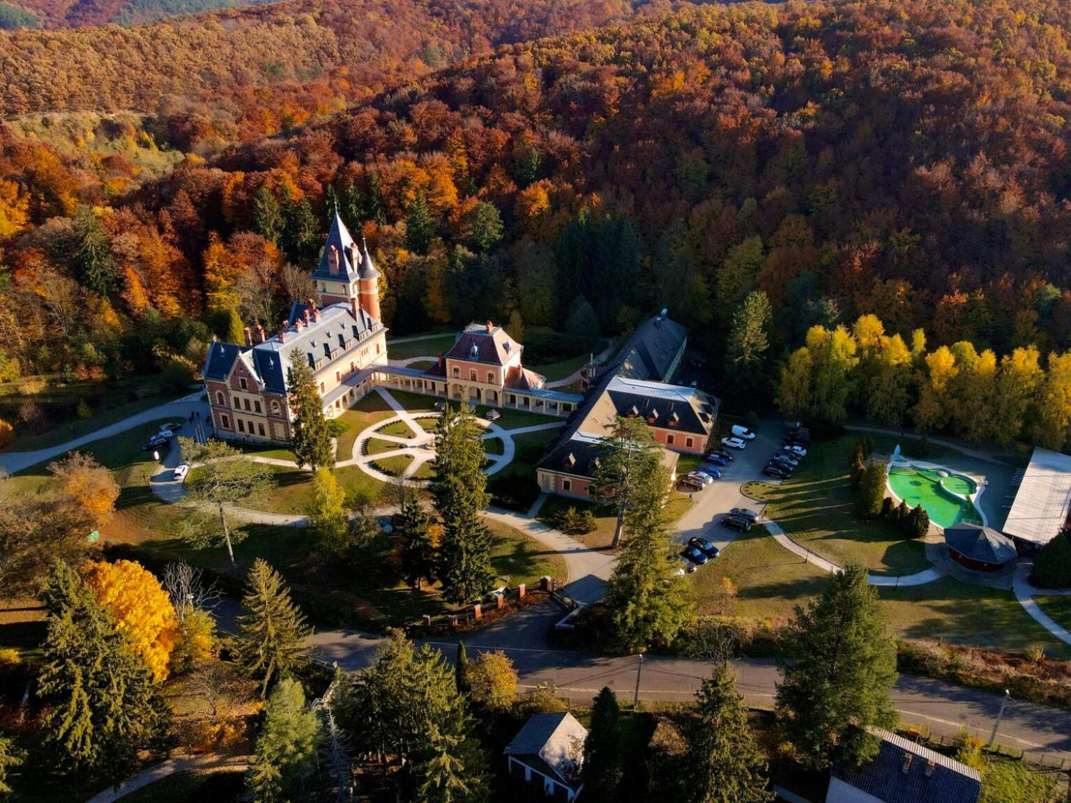 Kastelyhotel Sasvar Resort Parádsasvár Exteriör bild