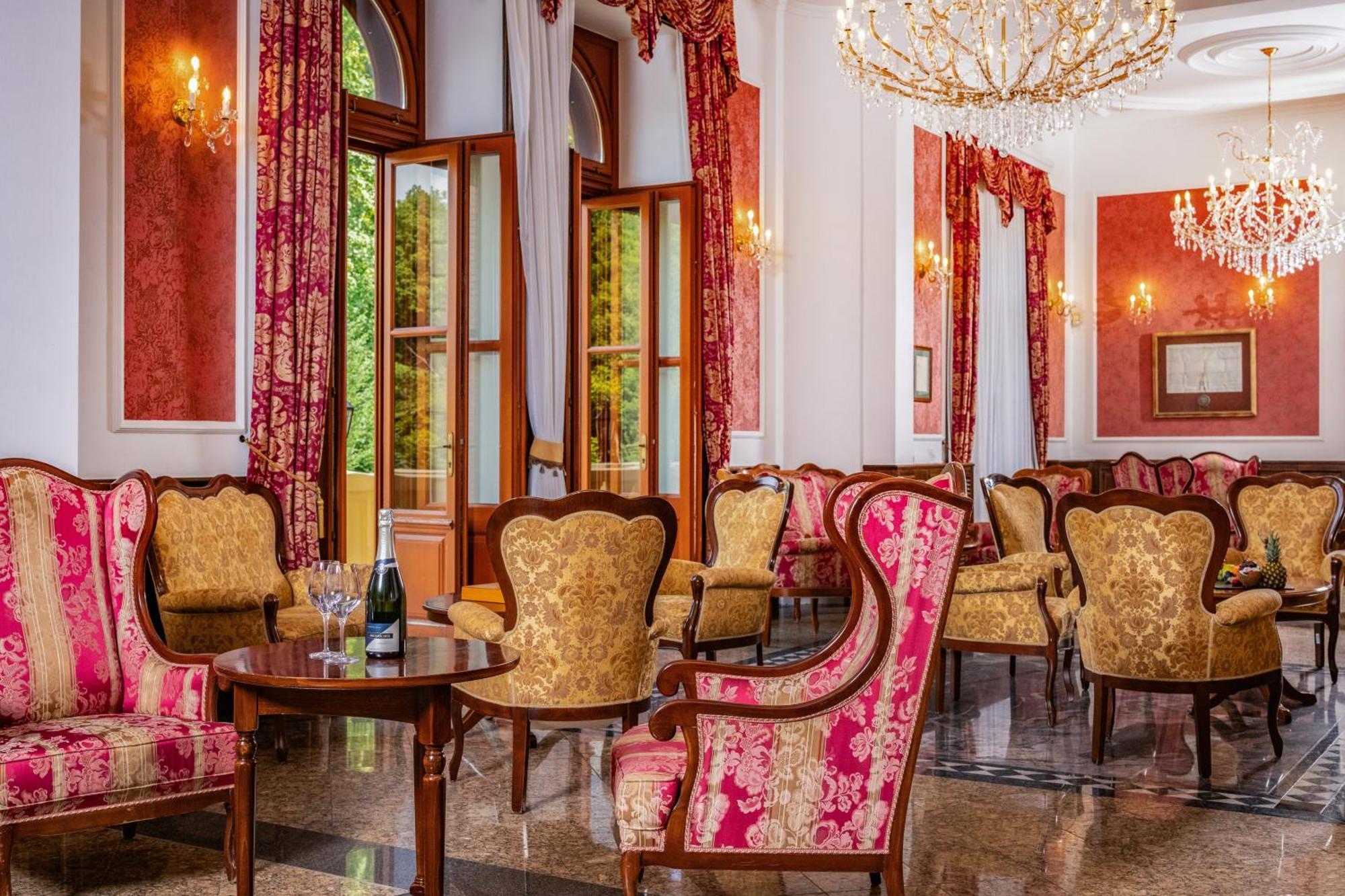 Kastelyhotel Sasvar Resort Parádsasvár Exteriör bild