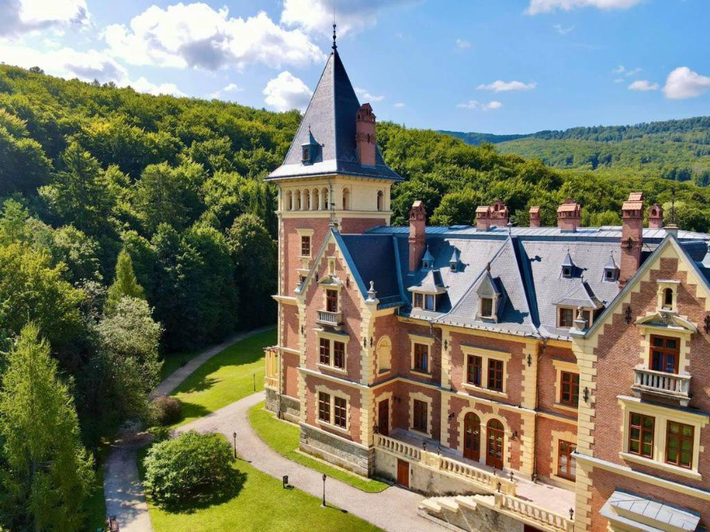 Kastelyhotel Sasvar Resort Parádsasvár Exteriör bild