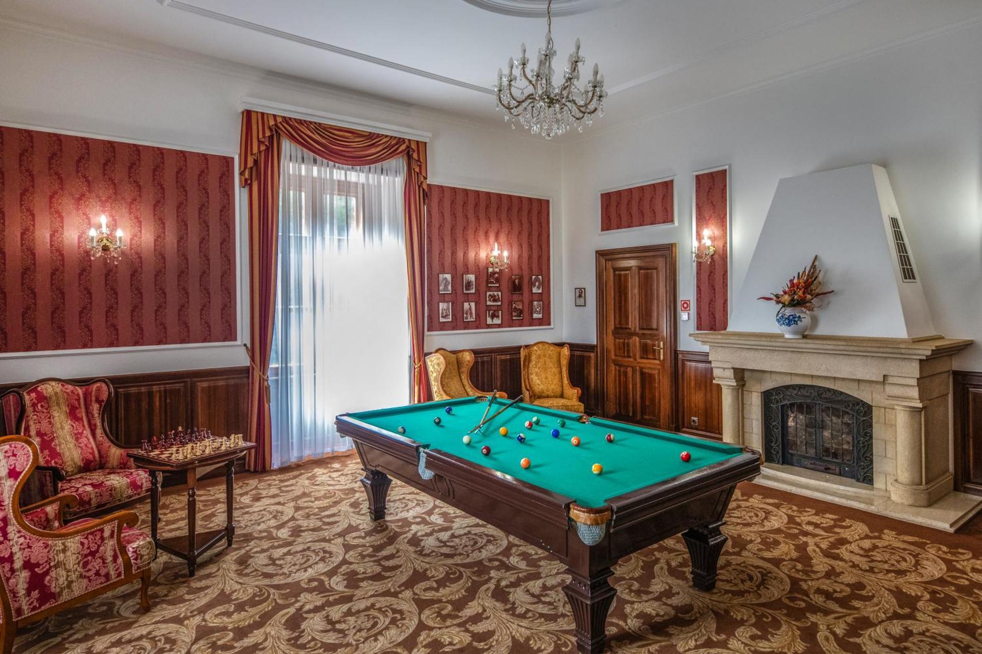 Kastelyhotel Sasvar Resort Parádsasvár Exteriör bild