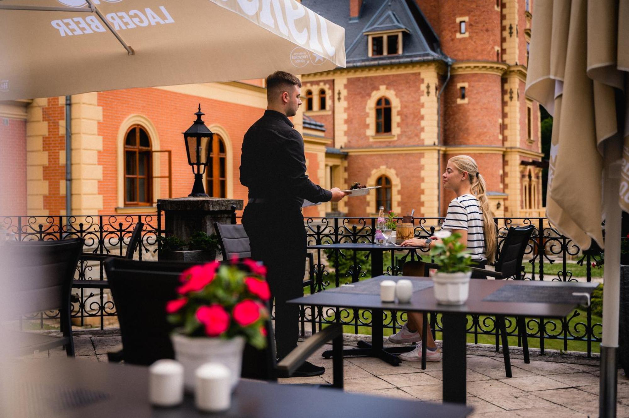 Kastelyhotel Sasvar Resort Parádsasvár Exteriör bild