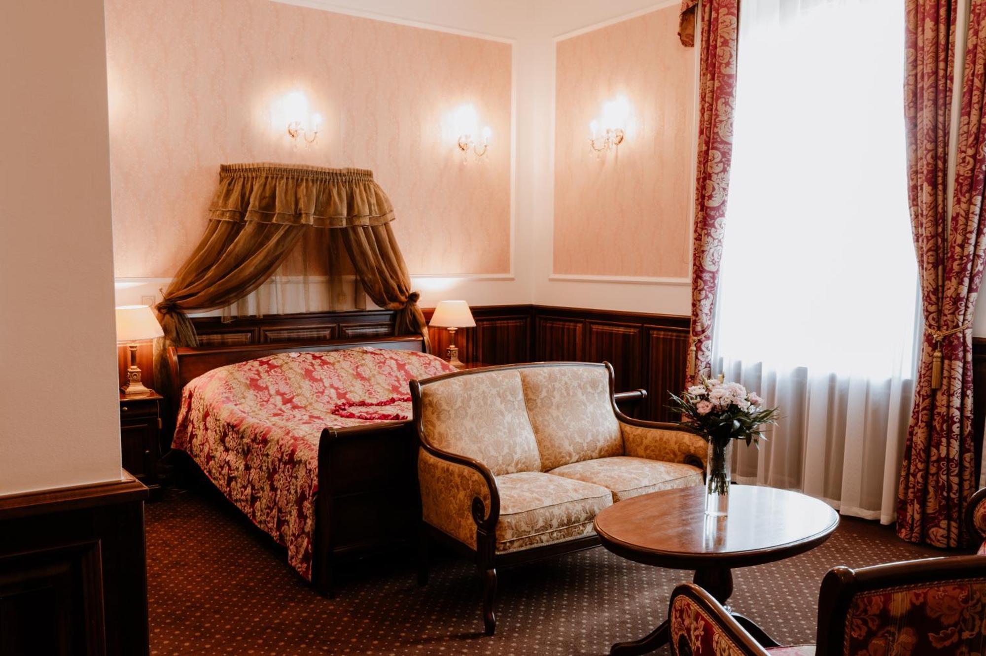 Kastelyhotel Sasvar Resort Parádsasvár Exteriör bild