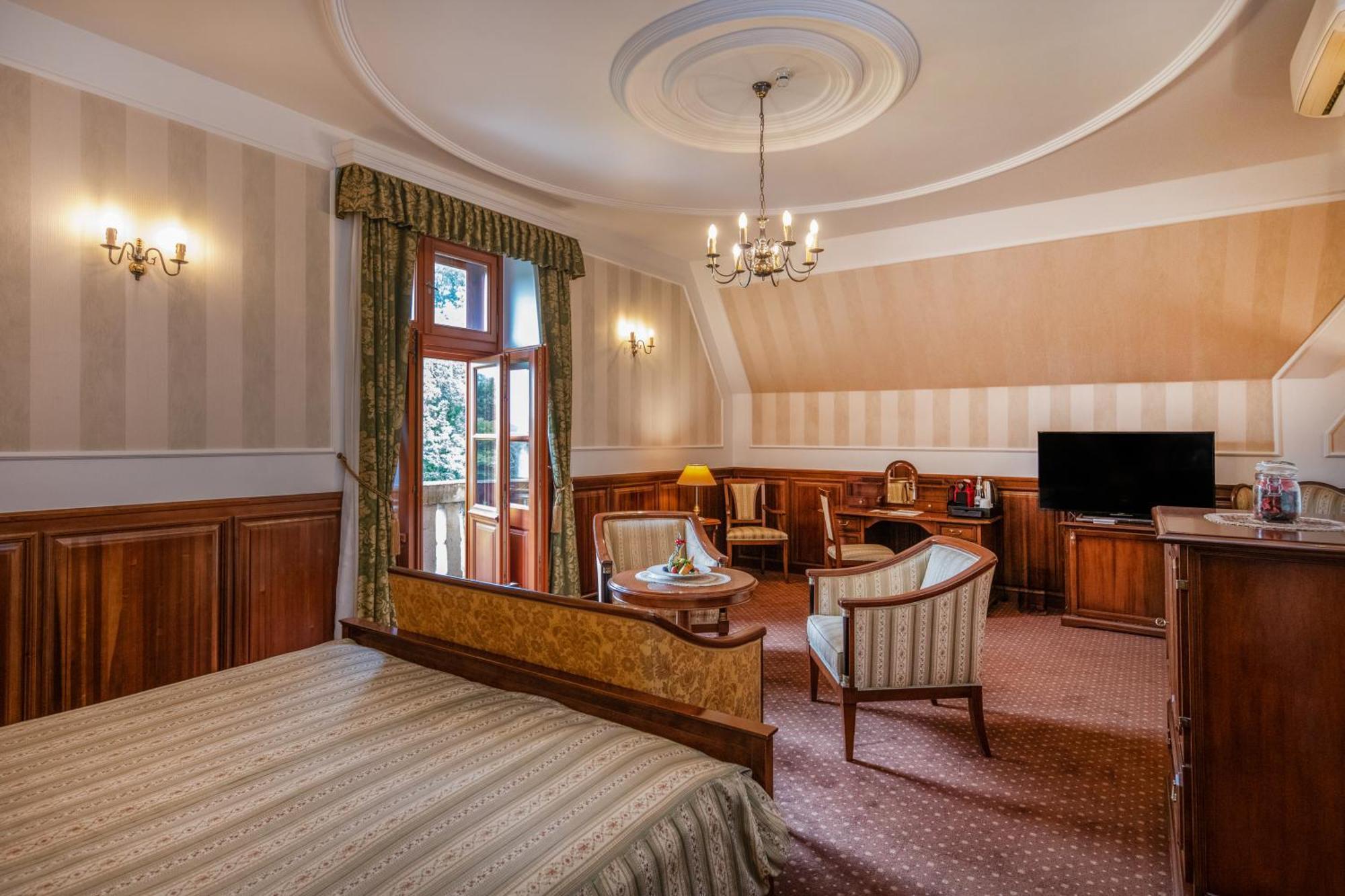 Kastelyhotel Sasvar Resort Parádsasvár Exteriör bild