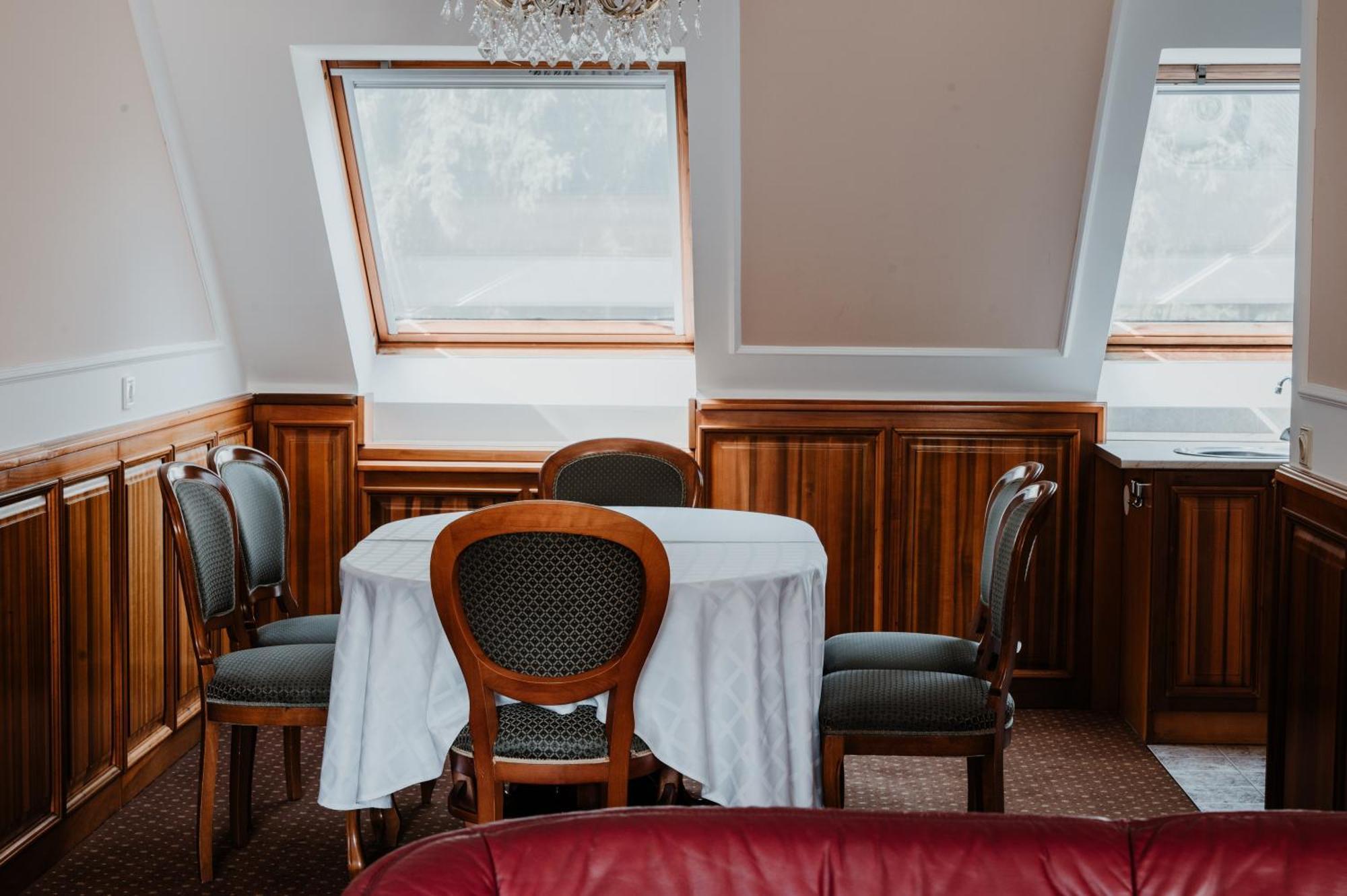 Kastelyhotel Sasvar Resort Parádsasvár Exteriör bild