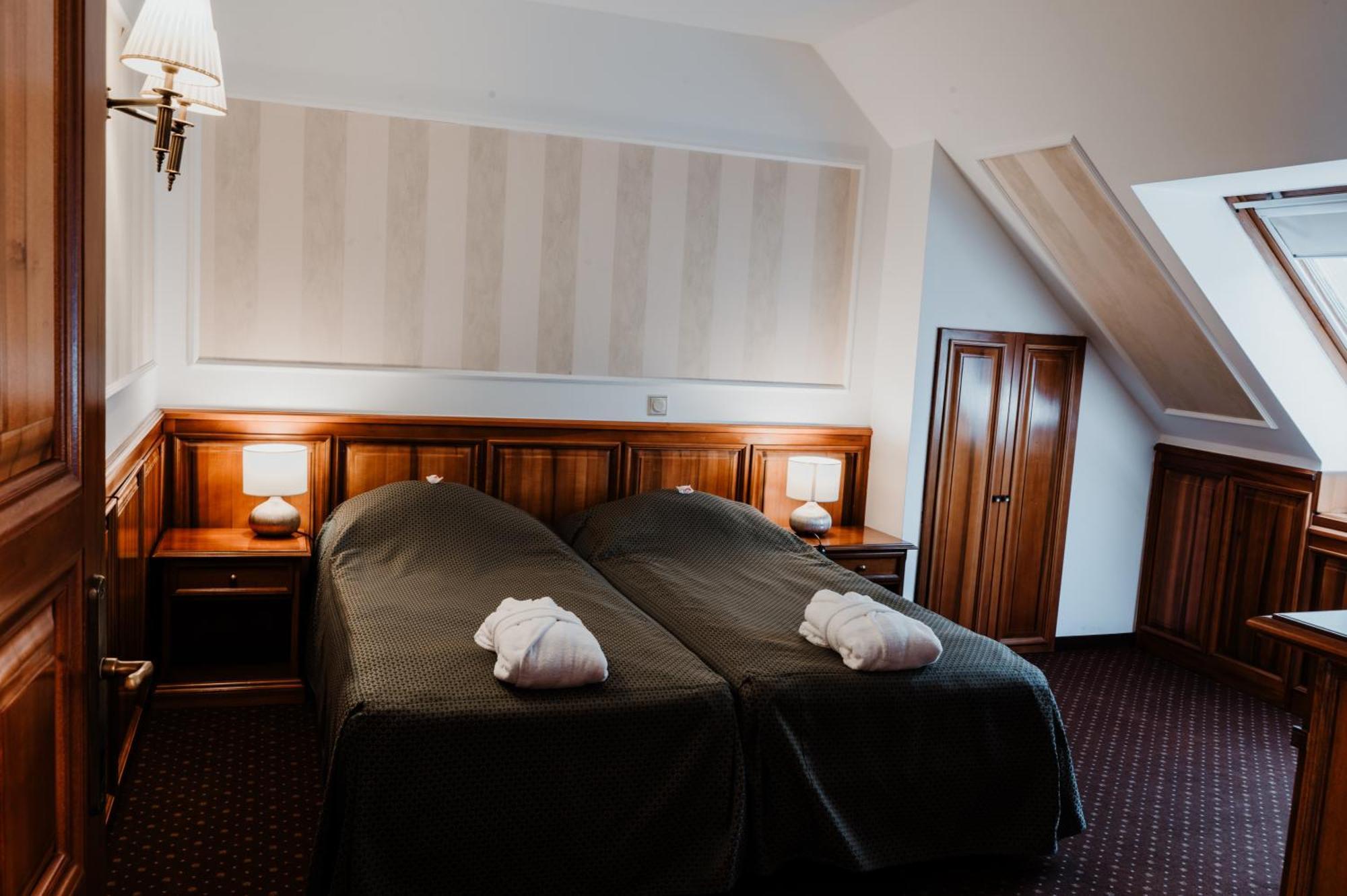 Kastelyhotel Sasvar Resort Parádsasvár Exteriör bild