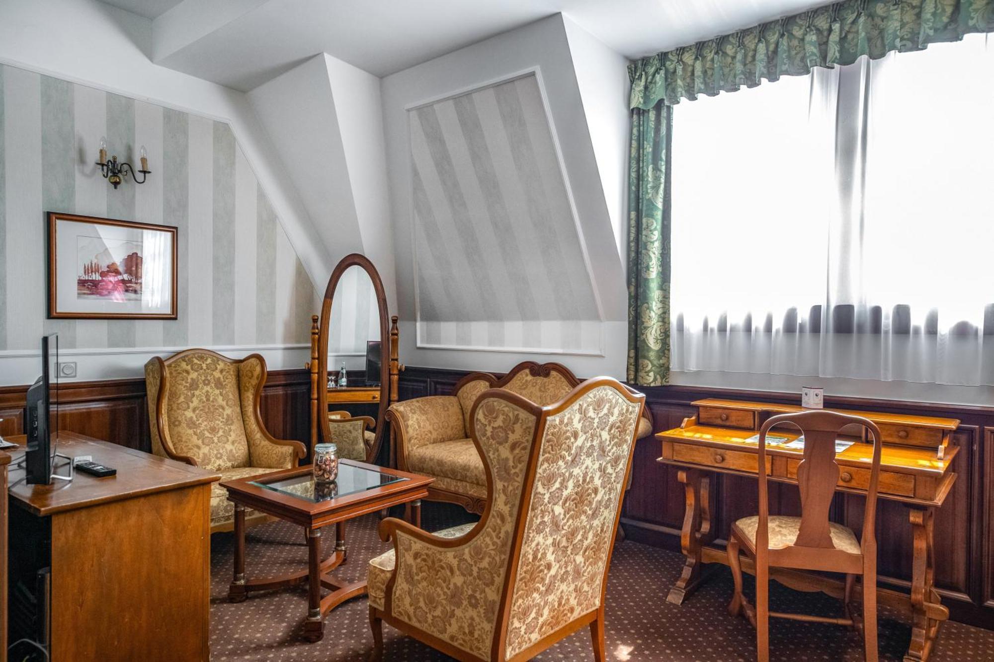 Kastelyhotel Sasvar Resort Parádsasvár Exteriör bild