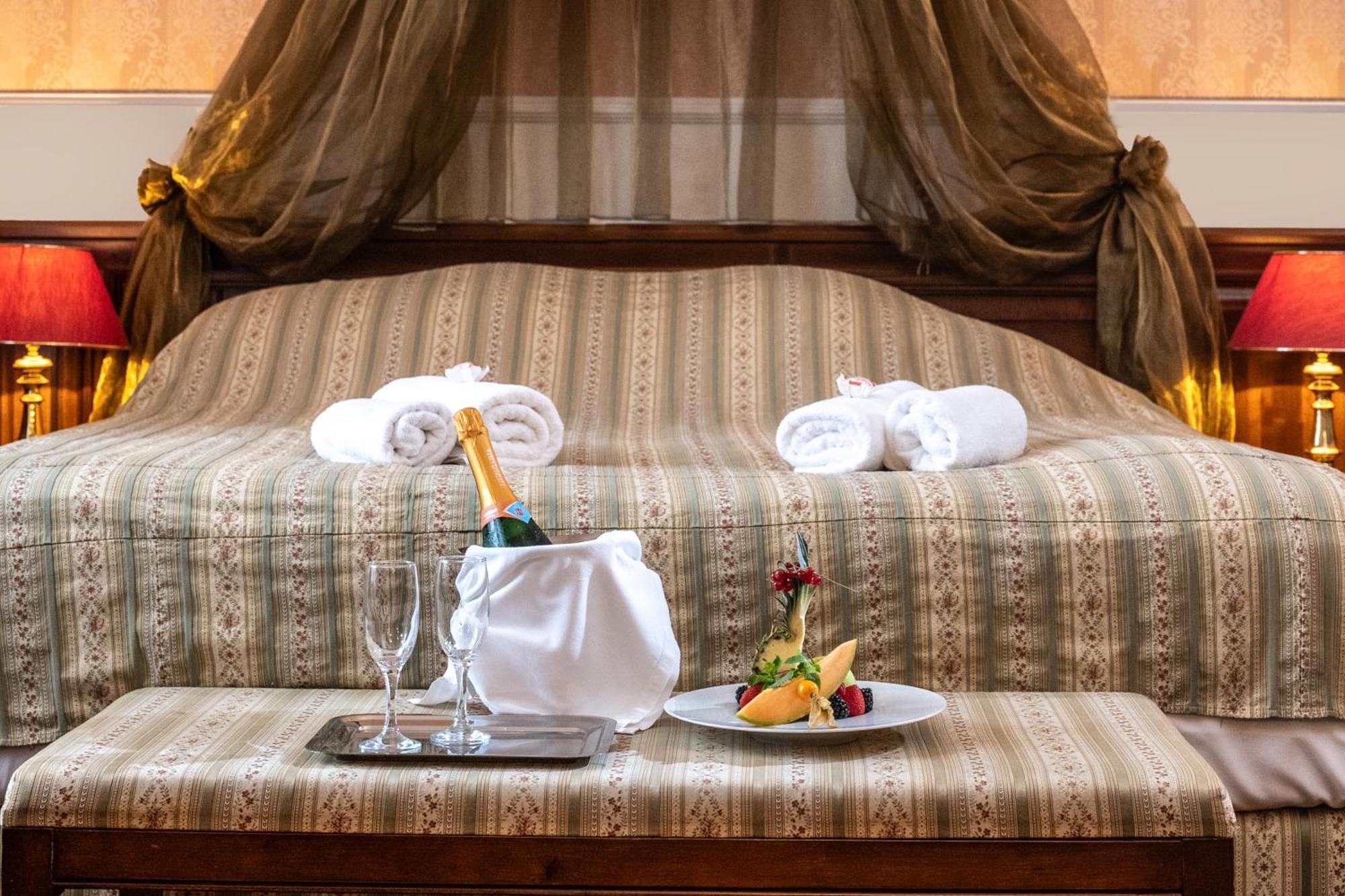 Kastelyhotel Sasvar Resort Parádsasvár Exteriör bild
