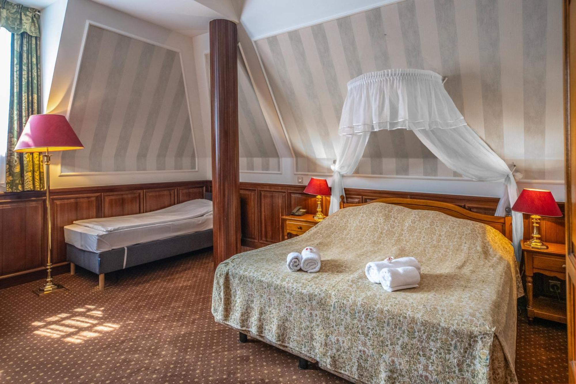 Kastelyhotel Sasvar Resort Parádsasvár Exteriör bild