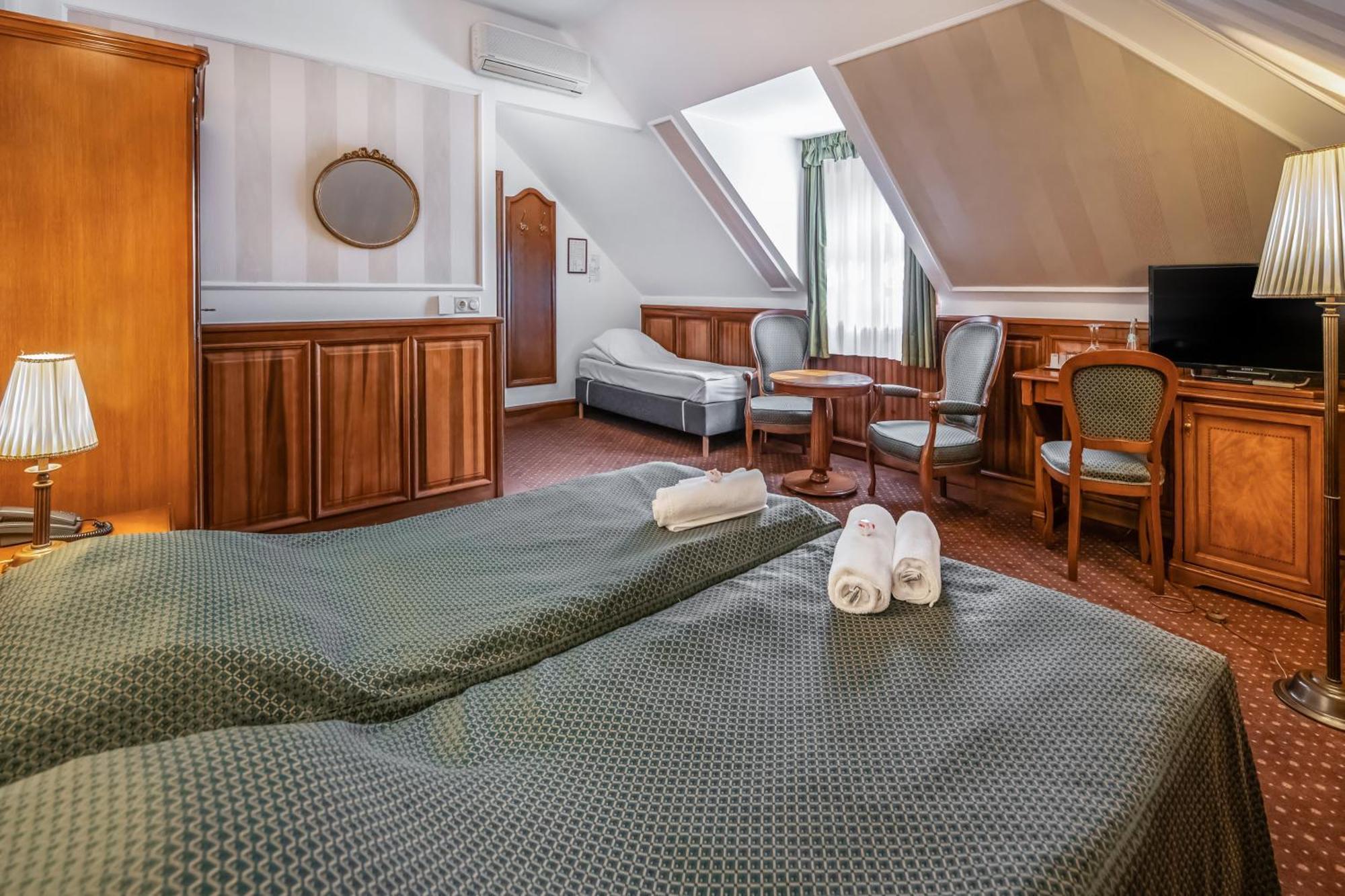 Kastelyhotel Sasvar Resort Parádsasvár Exteriör bild