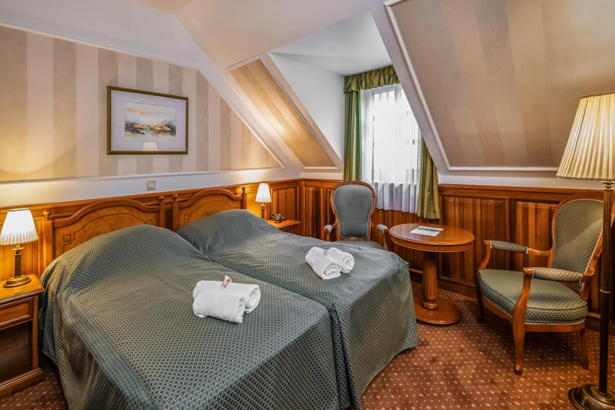 Kastelyhotel Sasvar Resort Parádsasvár Exteriör bild