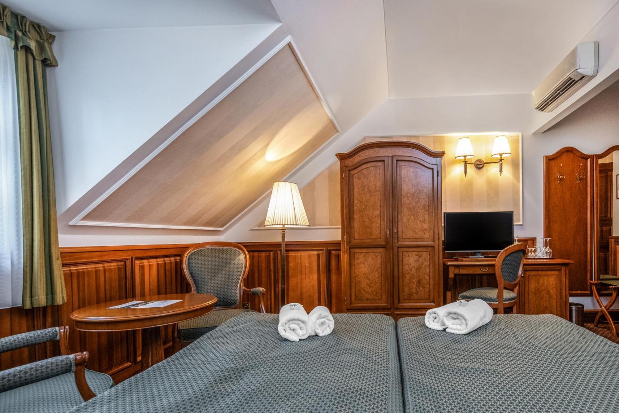 Kastelyhotel Sasvar Resort Parádsasvár Exteriör bild