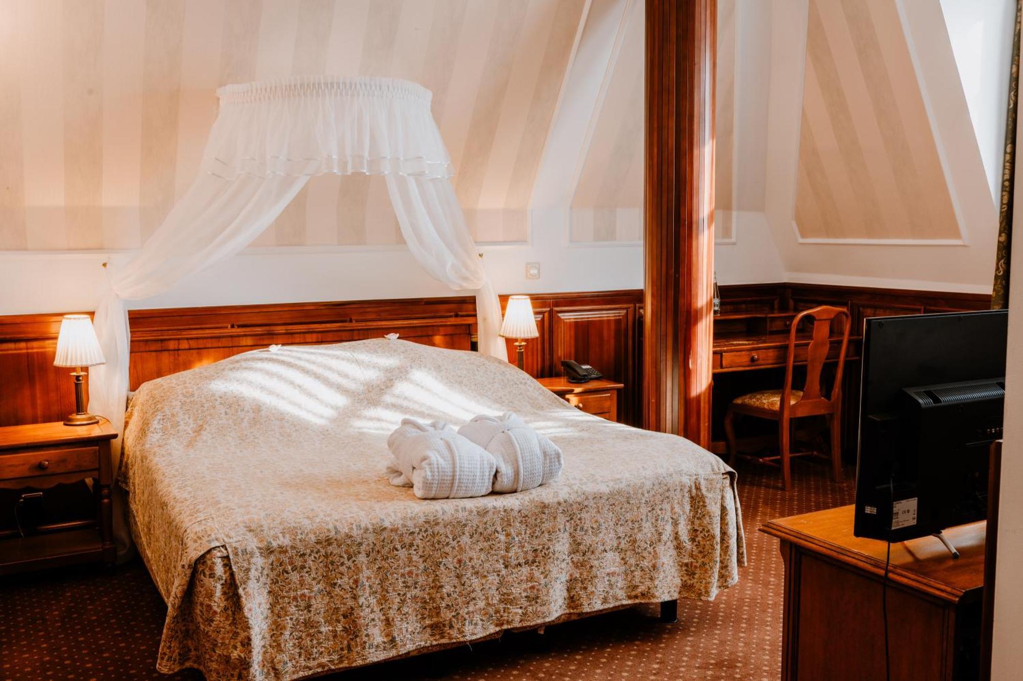 Kastelyhotel Sasvar Resort Parádsasvár Exteriör bild