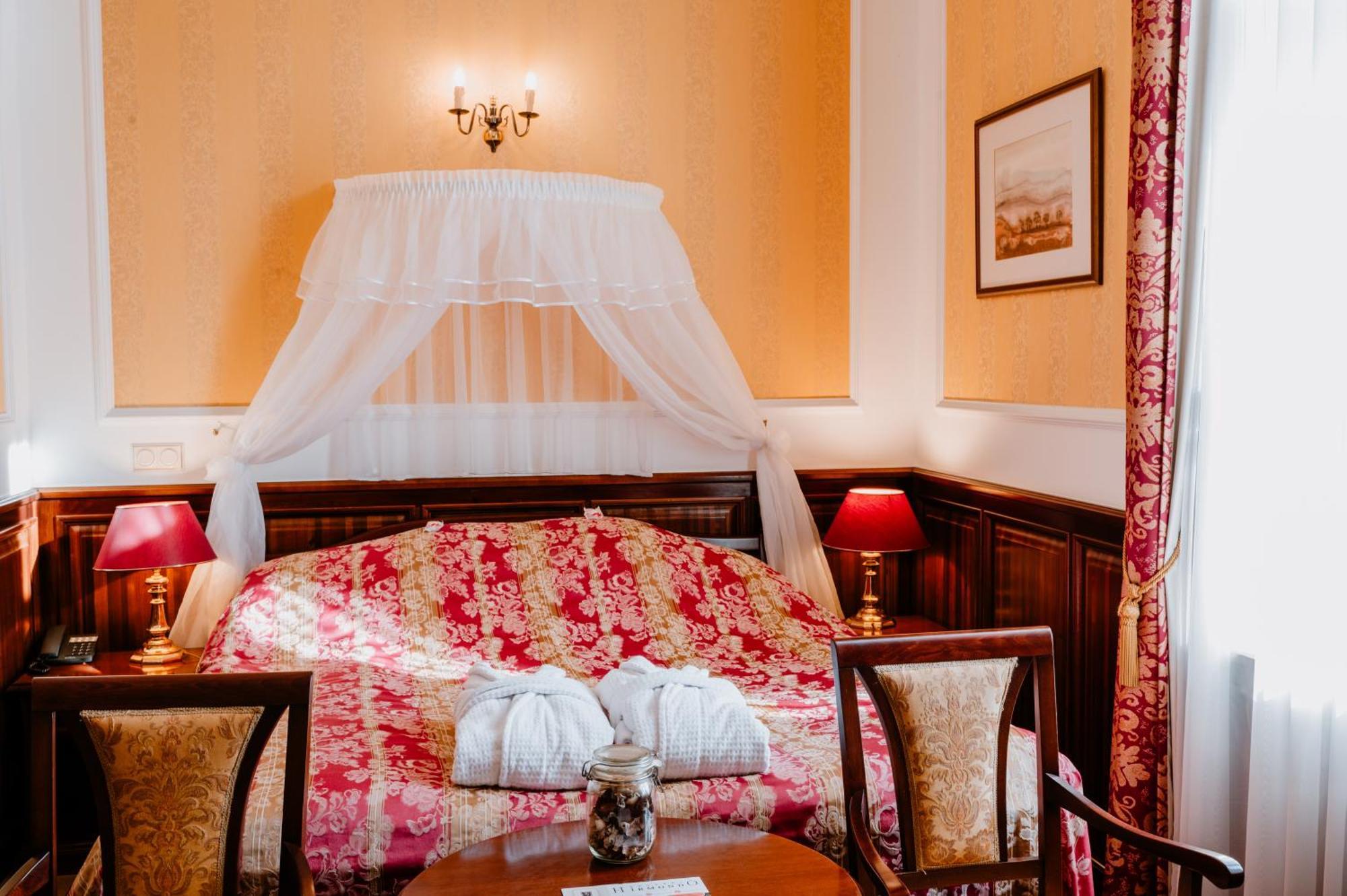 Kastelyhotel Sasvar Resort Parádsasvár Exteriör bild