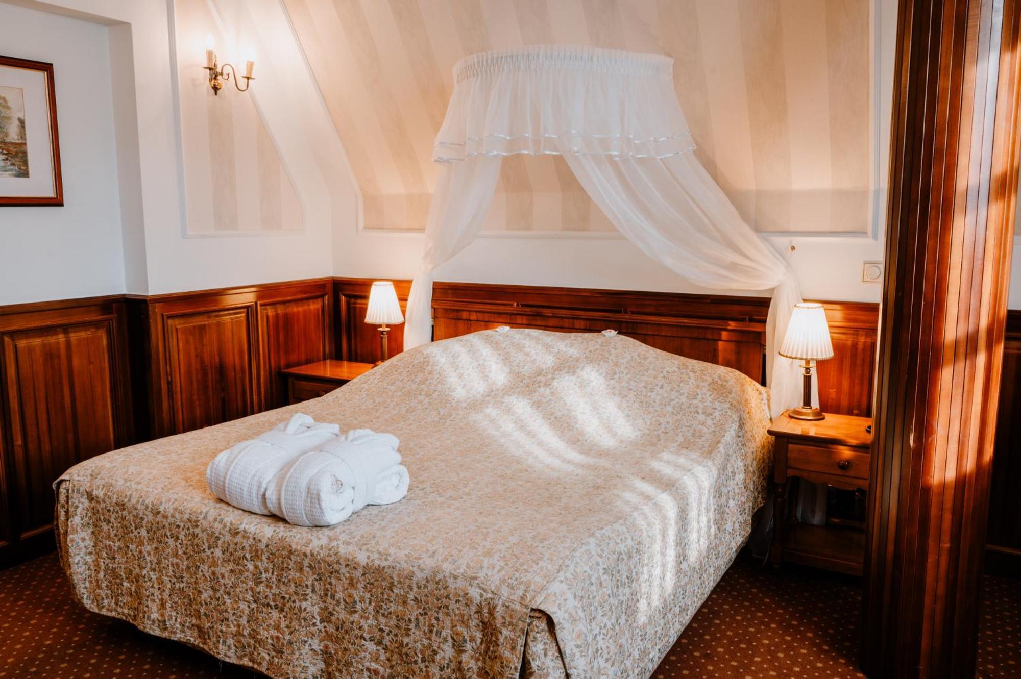 Kastelyhotel Sasvar Resort Parádsasvár Exteriör bild